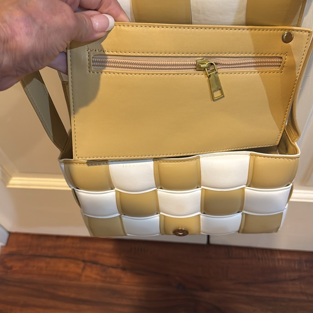 Chic Woven Gold and White Crossbody Bag - Picture 3 of 3